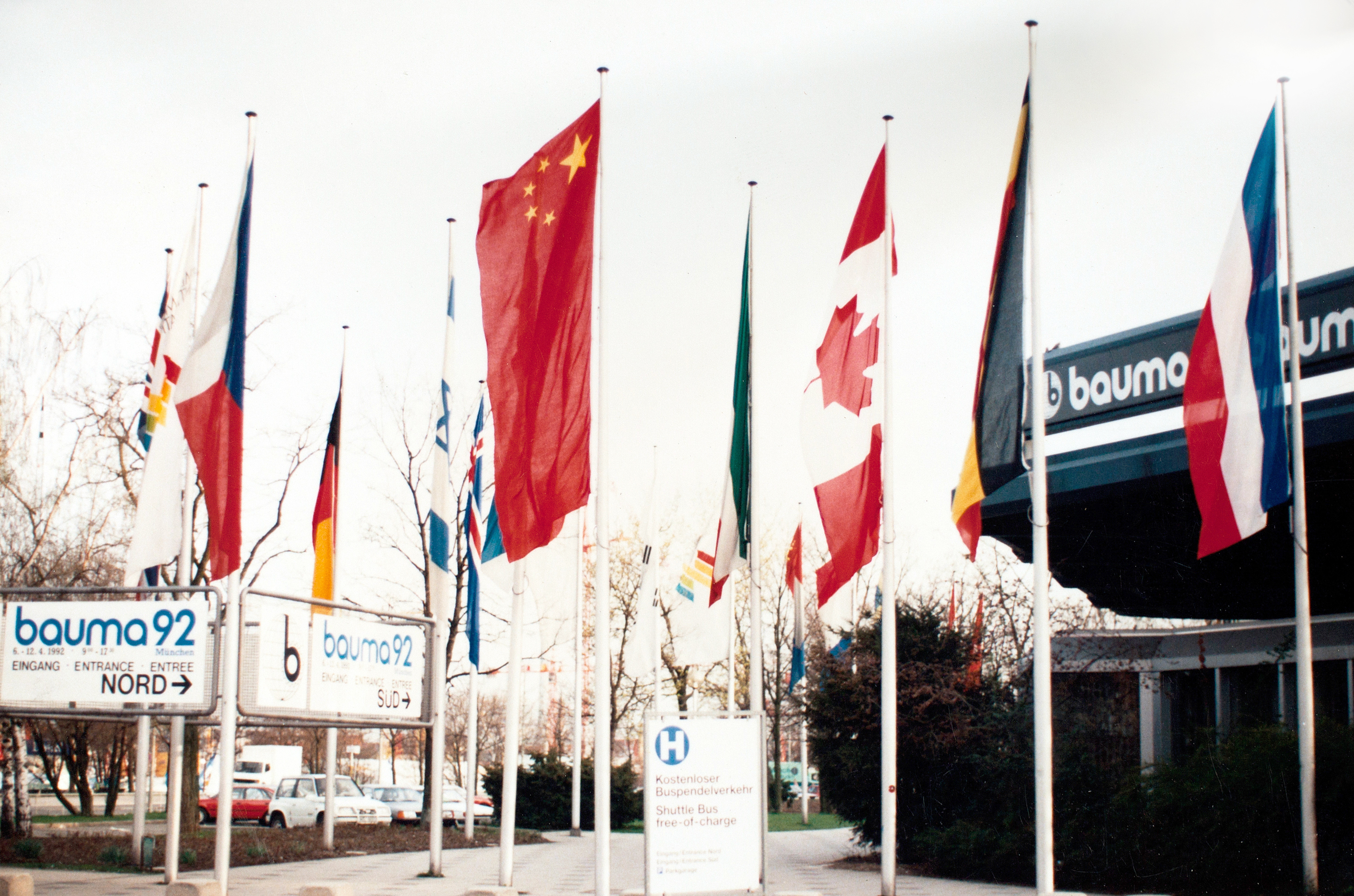 徐工成為行業(yè)首家取得自營出口權(quán)的企業(yè)，正式拉開國際化序幕；是年，徐工代表行業(yè)首次參加德國寶馬展