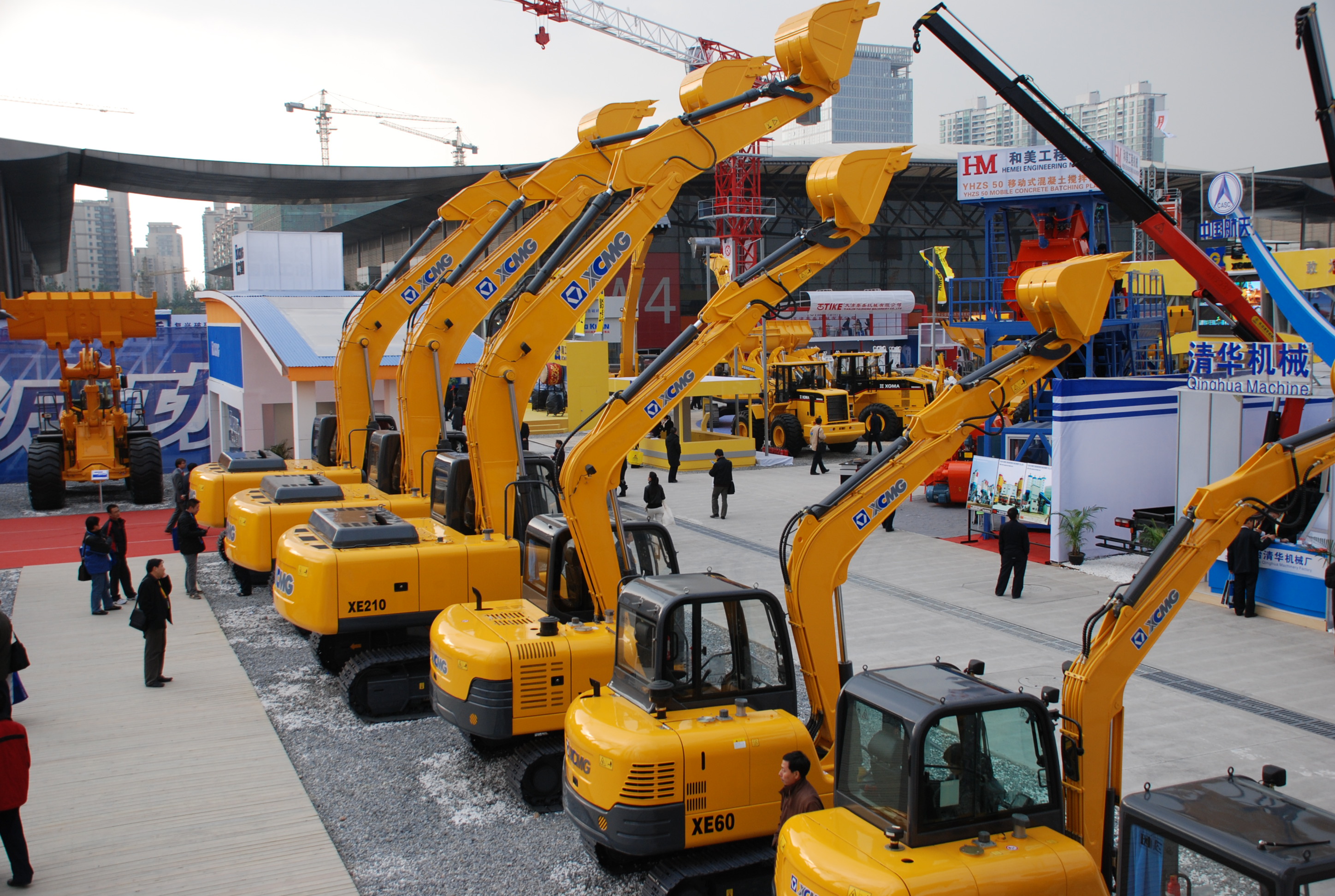 徐工與凱雷投資集團(tuán)發(fā)表聯(lián)合聲明終止合作，獨(dú)立進(jìn)行重組；是年，徐工與卡特彼勒終止合作，獨(dú)資成立徐州徐工挖掘機(jī)械有限公司