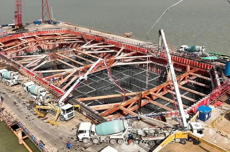 徐工泵車再筑“世界之最”張靖皋長江大橋！