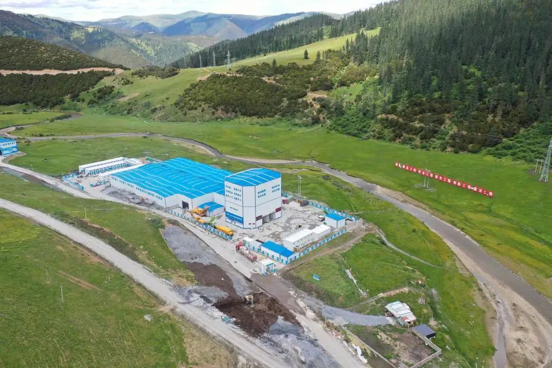 “站”立高原！徐工攪拌站助力川藏線(xiàn)建設(shè)！
