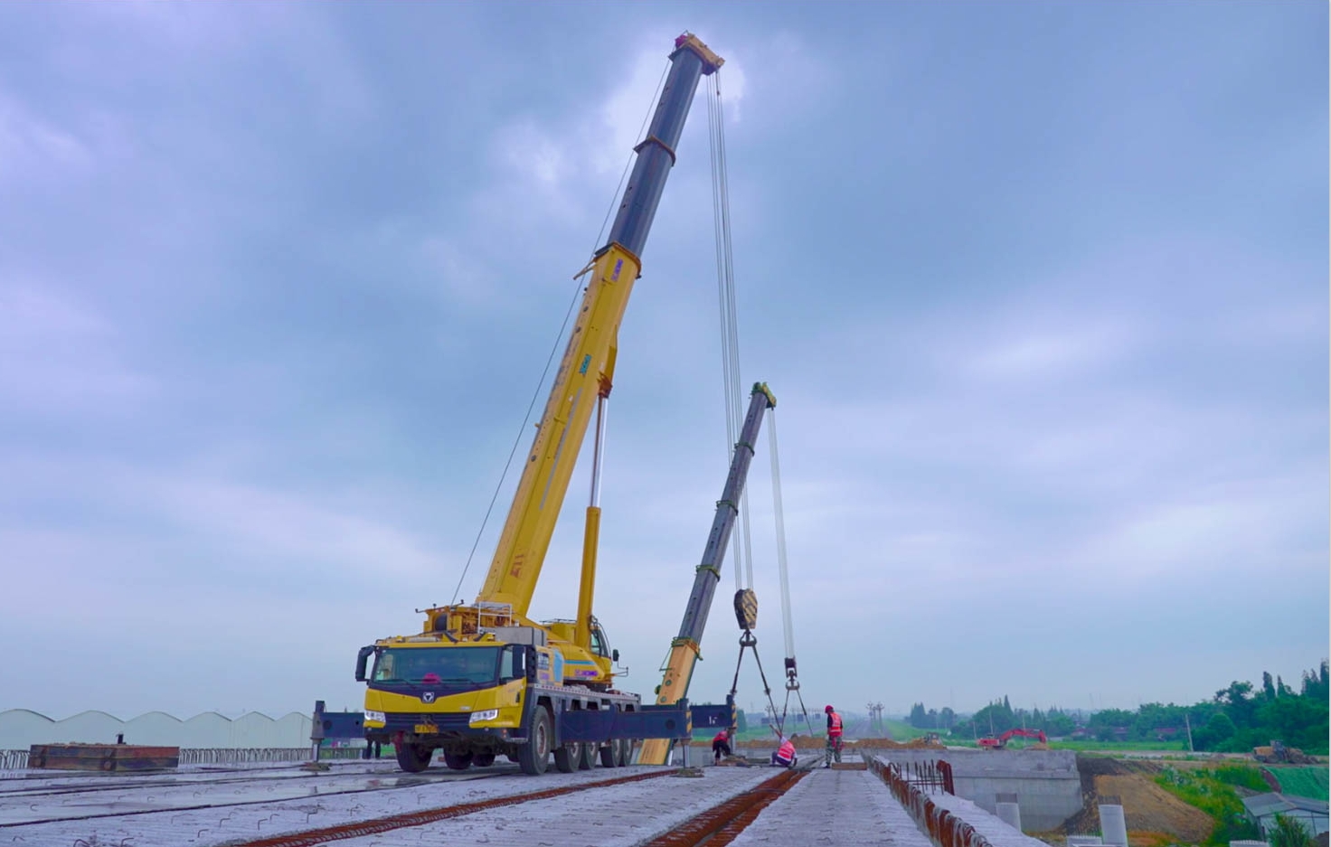 空中對飛接力！徐工三款百噸級聯(lián)袂抬吊！