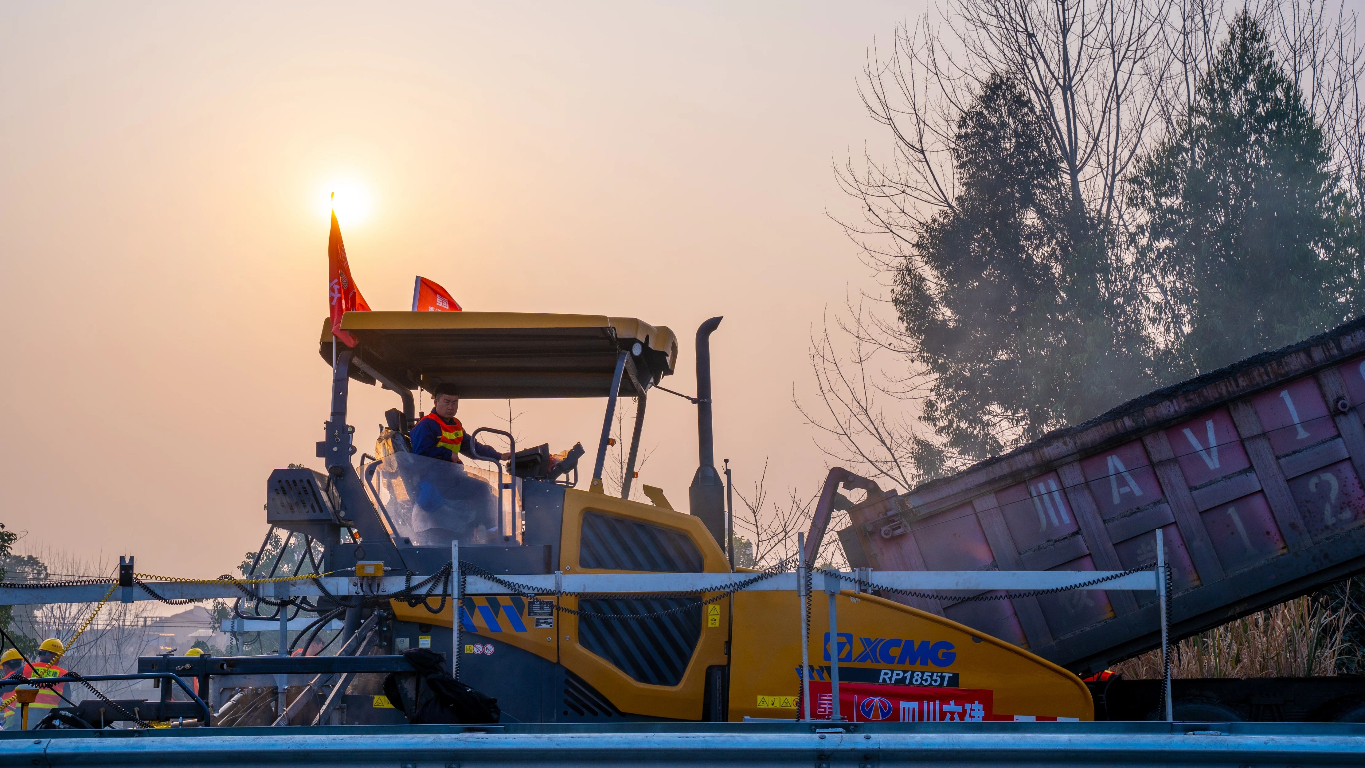 18天！徐工成套瀝青路面裝備助力成綿高速罩面施工！