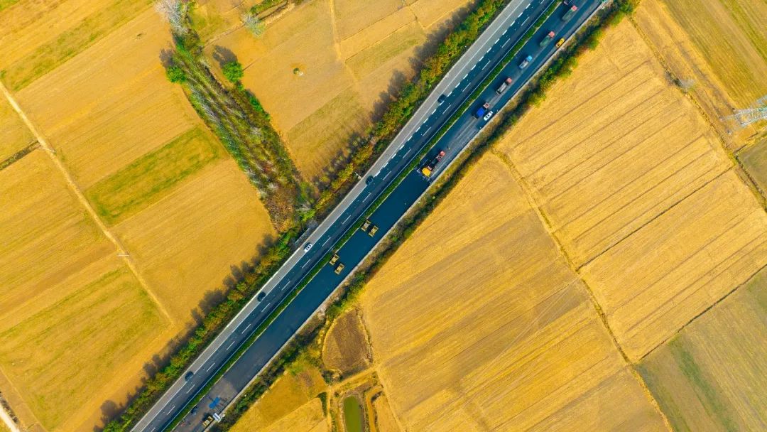 揚民族自信！徐工成套瀝青路面裝備助力家鄉(xiāng)高速建設(shè)！