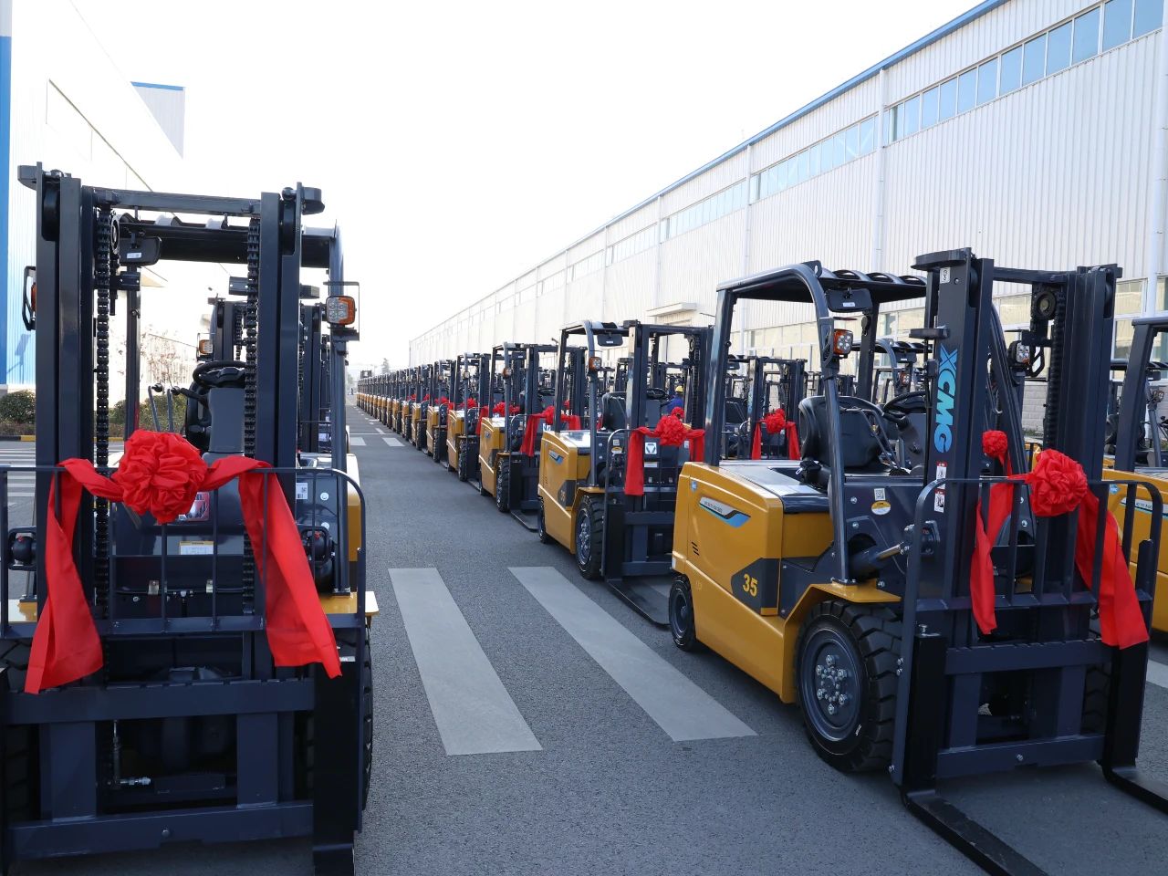 又是百余臺(tái)！徐工“鯤鵬”叉車批量交車