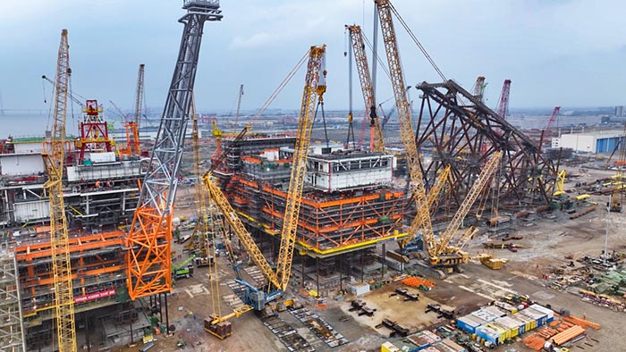 【全球之履】總重37000噸！徐工履帶兄弟團(tuán)助力大型深水導(dǎo)管架建設(shè)