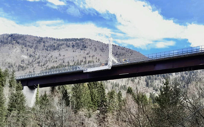 背靠阿爾卑斯山脈，徐工橋梁檢測車“C位”打卡