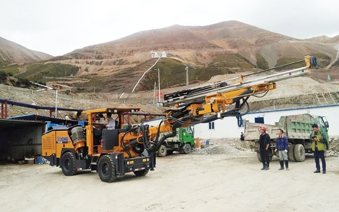 鐵礦開采，徐工礦用液壓掘進(jìn)鉆車先入為主！