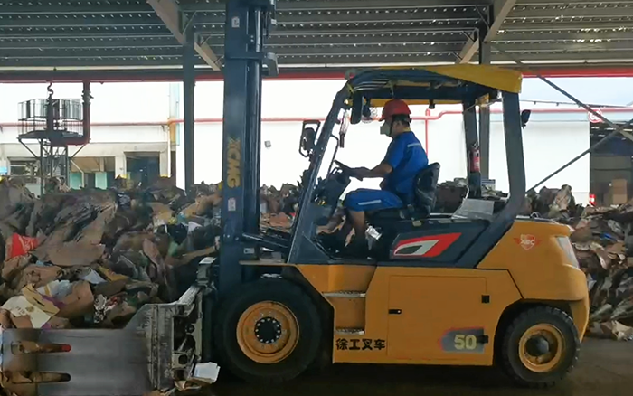 有實(shí)力！徐工孔雀電動(dòng)叉車強(qiáng)勢(shì)入駐造紙行業(yè)