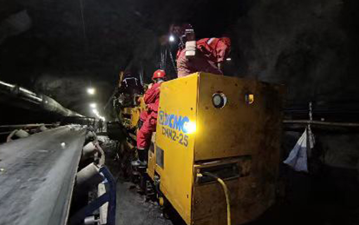 綜掘裝備上新！徐工CMM2-25煤礦用錨桿鉆車首發(fā)