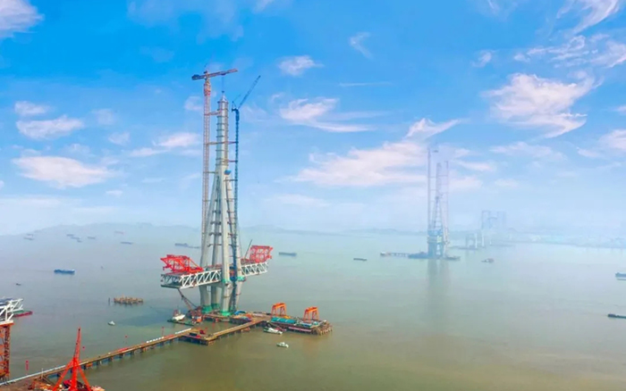 徐工建設(shè)！世界最高橋塔常泰長江大橋主塔順利封頂！