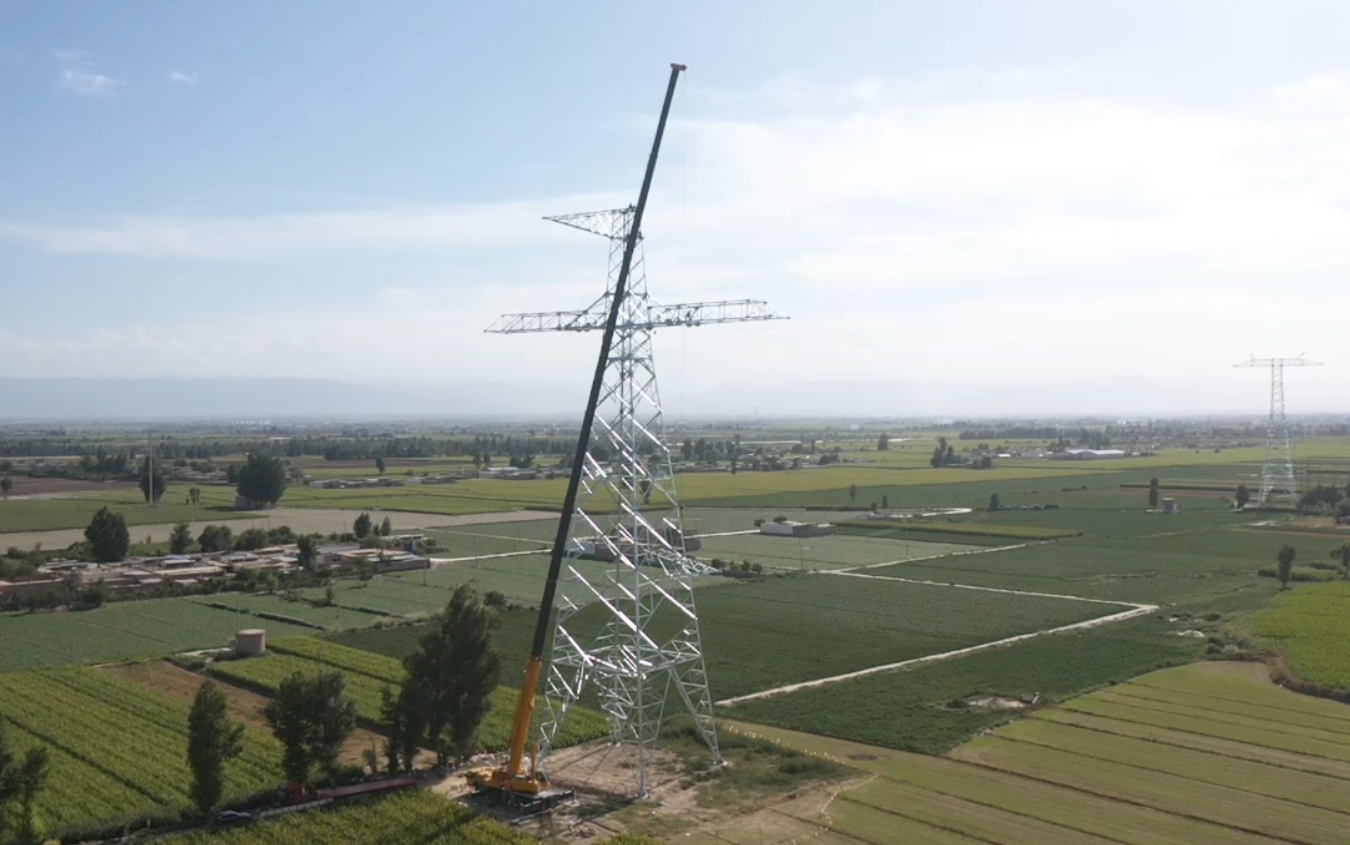 XCA200G8-1助力“哈重線”鐵塔吊裝！