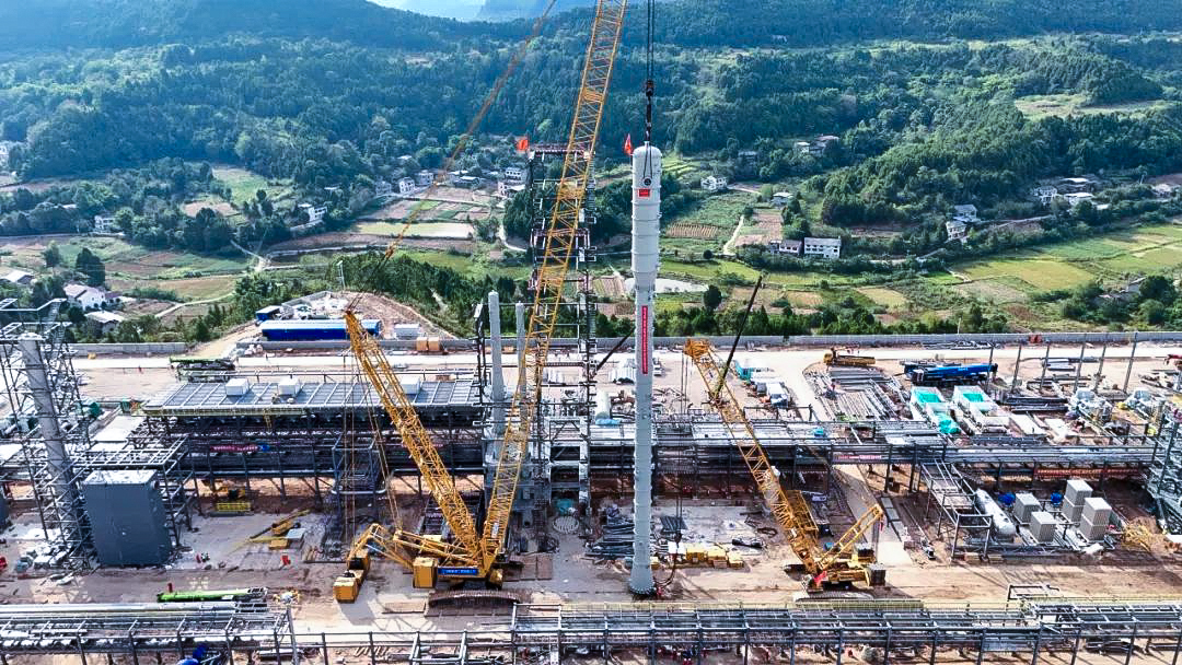 一次性成功！徐工履帶兄弟助力大型油氣田最長整體塔類吊裝