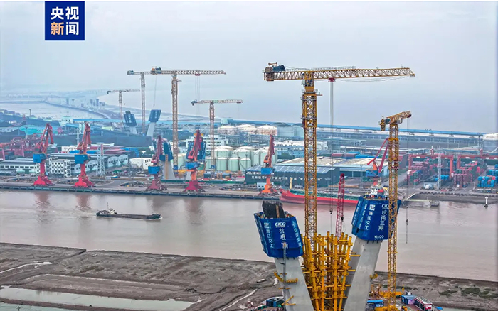 央視聚焦！徐工超大塔助建世界級橋梁工程！