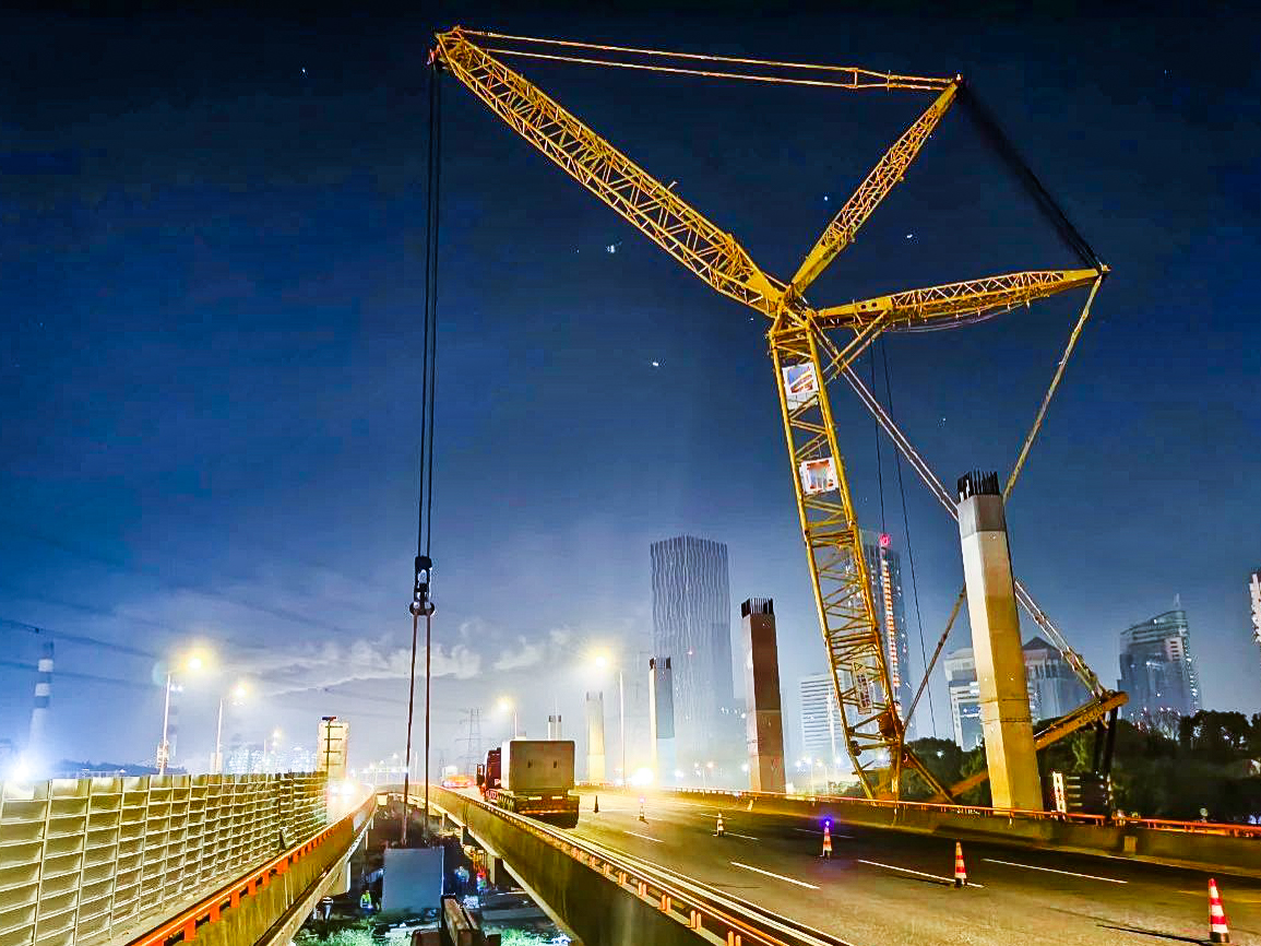 僅用4小時！XGC650跨高速助力沿江通道鋼蓋梁成功吊裝