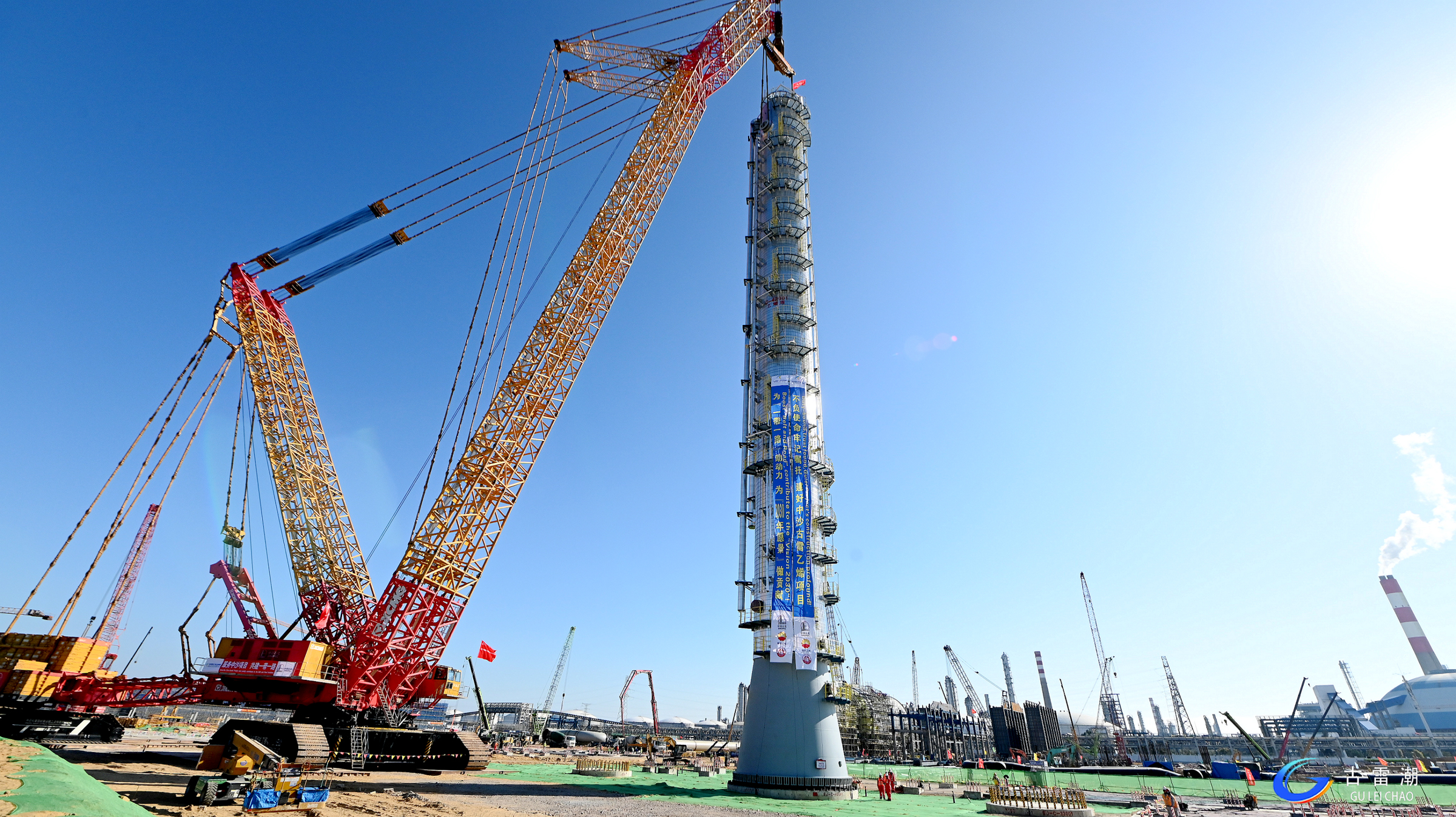 吊重1150噸！XGC88000助力大型石化項(xiàng)目首臺(tái)千噸級設(shè)備精準(zhǔn)就位