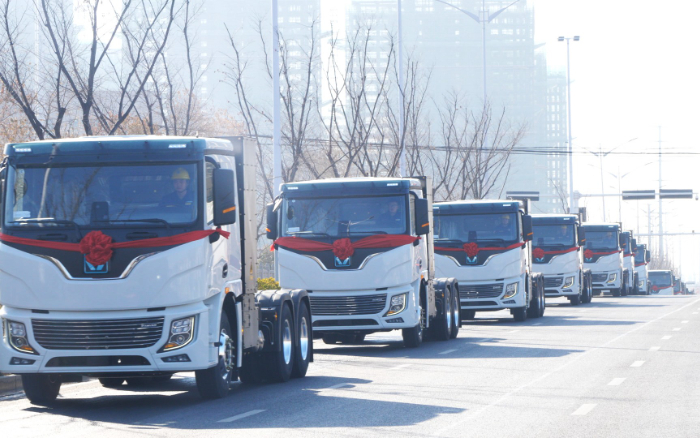 百臺(tái)齊發(fā)，千臺(tái)簽約！徐工新能源牽引車奔赴浙江