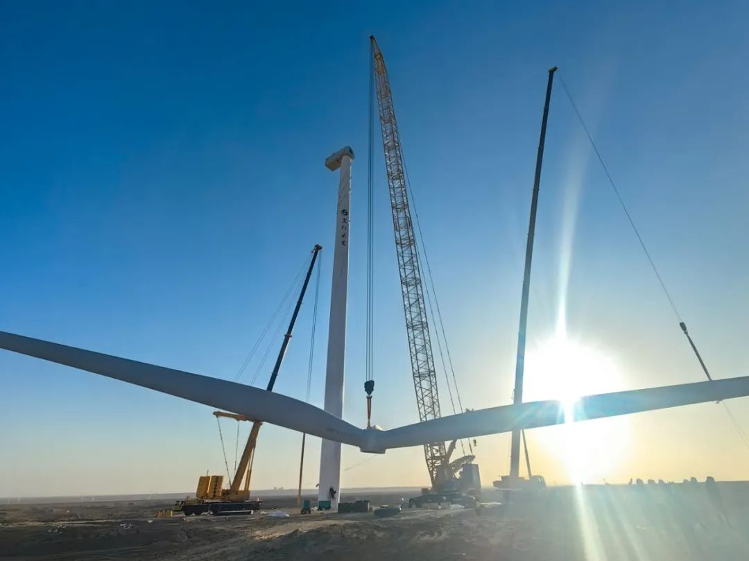 “零偏差”！西北戈壁現(xiàn)風(fēng)電“超級大片”，徐工XLC18000M領(lǐng)銜多機(jī)協(xié)同吊裝