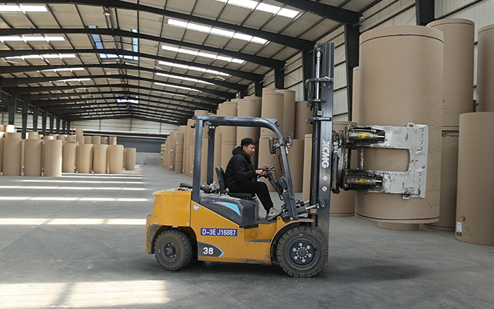 徐工新E叉車，為紙廠搬運(yùn)難題 “精準(zhǔn)破局”