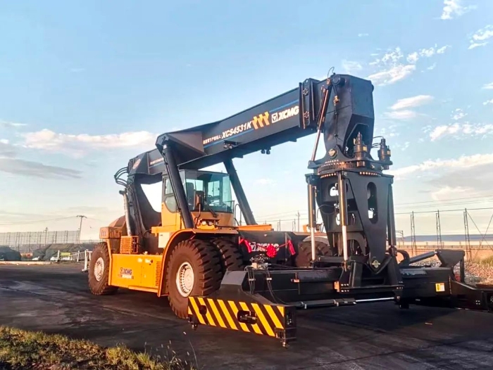 以質(zhì)提速！徐工傾斜吊具正面吊分鐘級(jí)響應(yīng)保障運(yùn)輸安全暢通