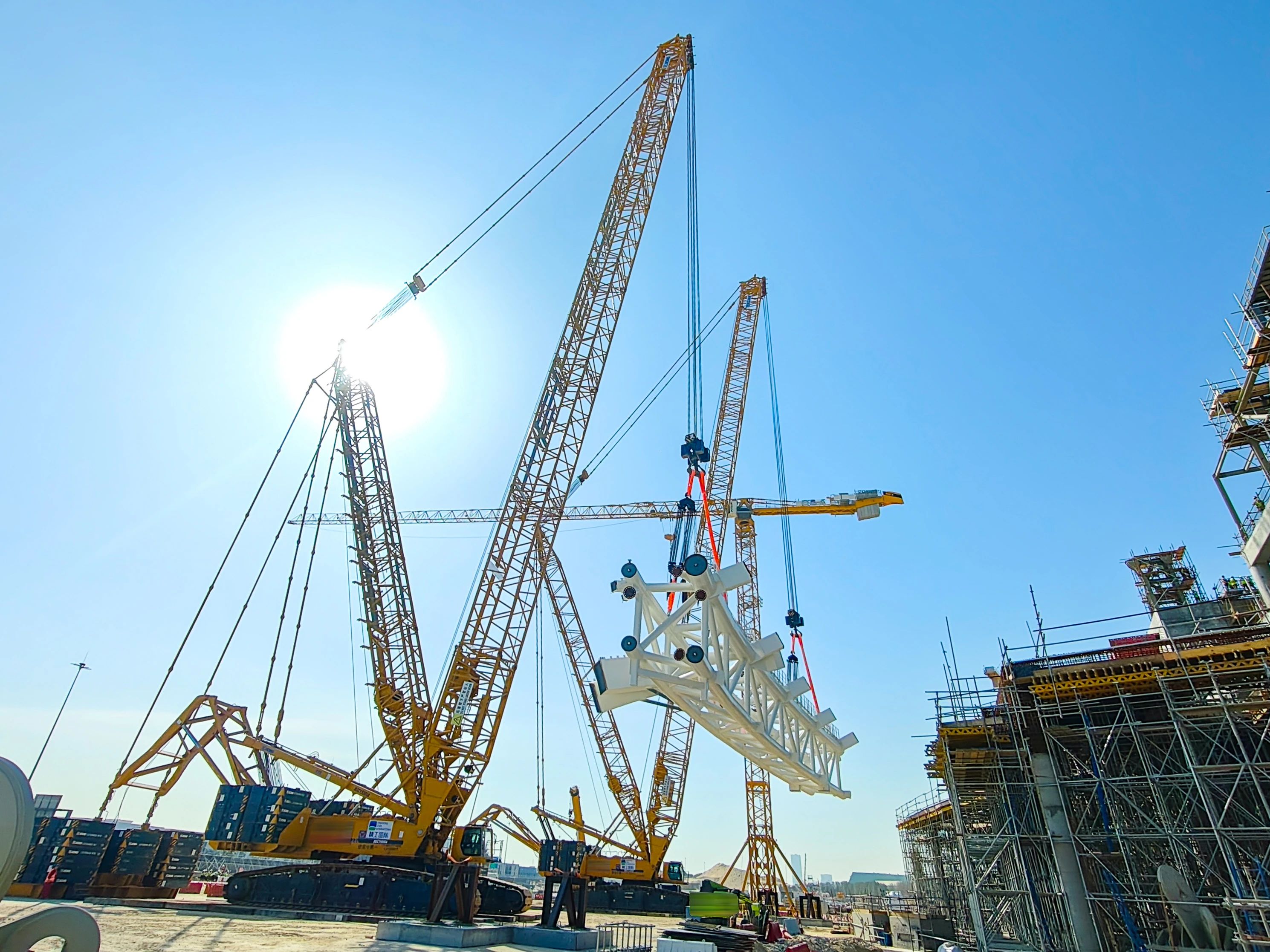 毫米級精度托舉世界杯夢想——徐工履帶起重機(jī)奮戰(zhàn)沙特！