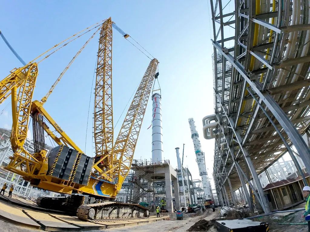 700噸巨塔穩(wěn)穩(wěn)落位？徐工XLC17000給出完美答案