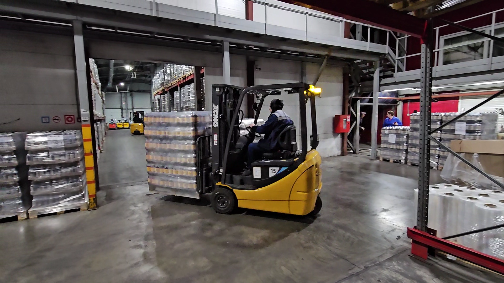 狹小空間搬運(yùn)利器！徐工三支點(diǎn)平衡重叉車