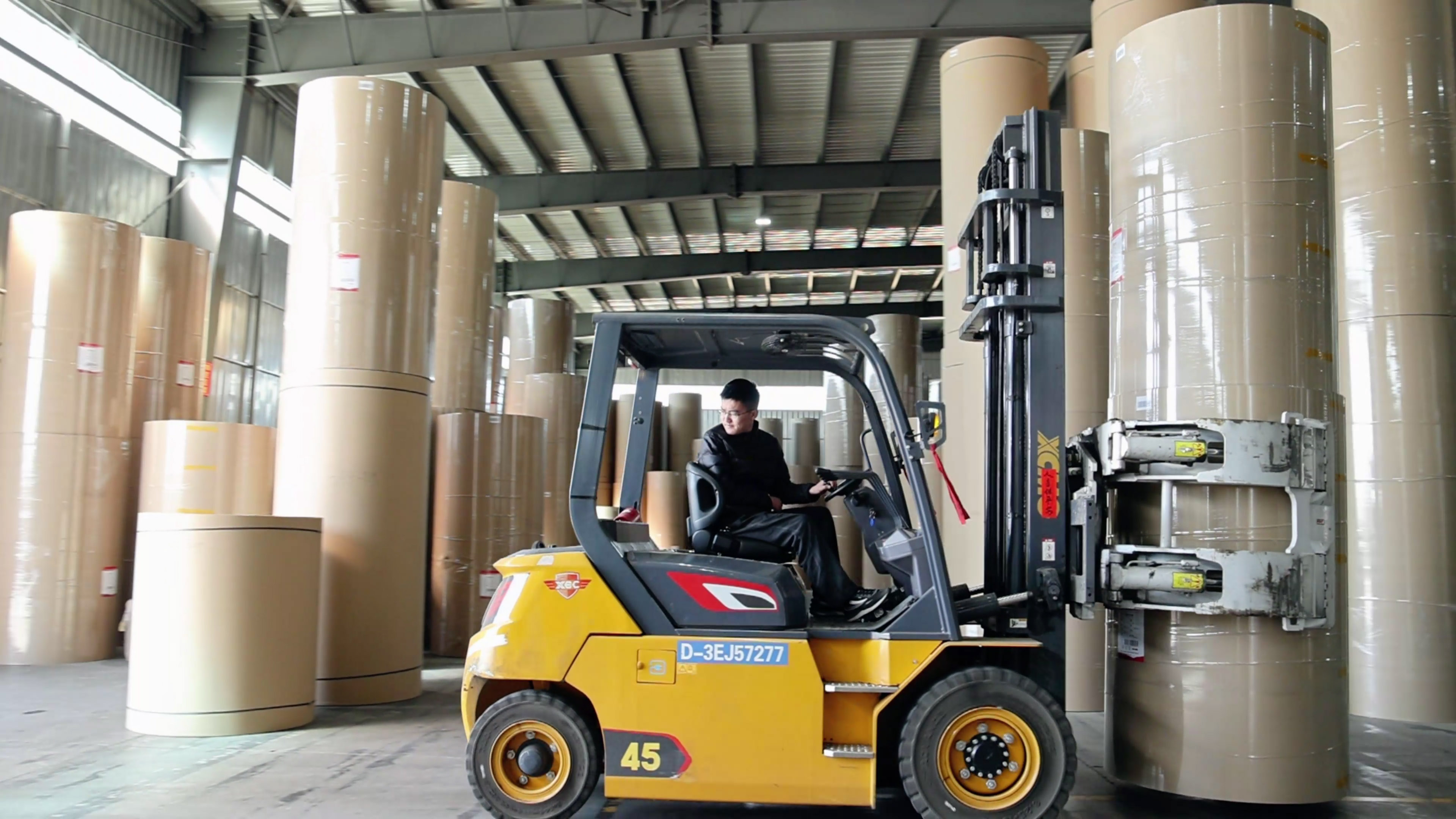 紙卷廠搬運(yùn)利器，徐工孔雀系列高壓重載電動(dòng)叉車