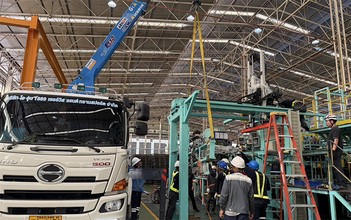 隨車吊界 “卷王” 現(xiàn)身東南亞廠房，一機(jī)頂十臺(tái)