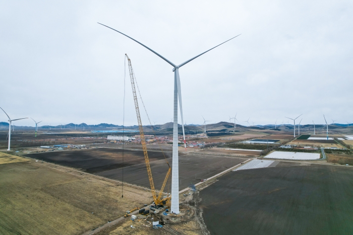 高空之巔，再鑄榮光！XLC18000M助力大型風(fēng)電場首臺(tái)185米風(fēng)機(jī)成功吊裝
