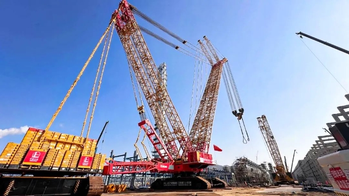 全球首臺(tái)問世的4000噸履帶式起重機(jī)，再創(chuàng)國內(nèi)吊裝新紀(jì)錄！