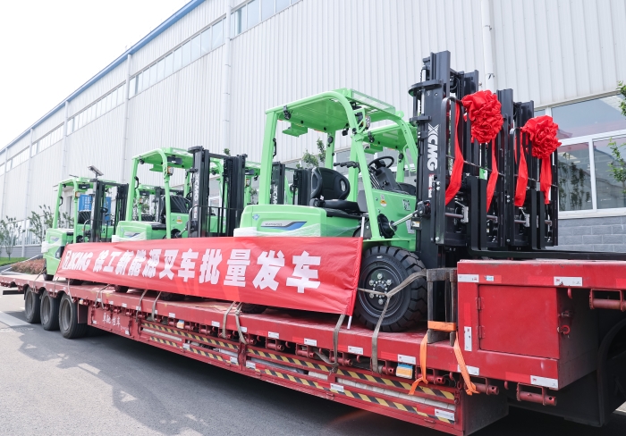 徐工鯤鵬系列電動(dòng)平衡重叉車，再掀浦東貨運(yùn)站高效物流新篇