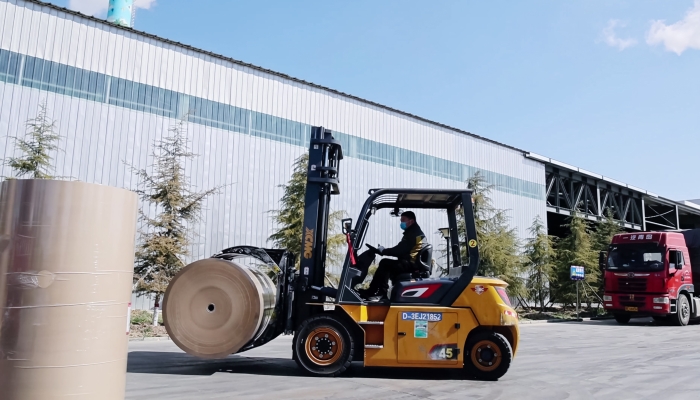 安全穩(wěn)如泰山，高效快人一步！徐工孔雀叉車造紙行業(yè)顯身手