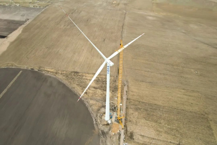 高空之巔，再鑄榮光！XLC18000M助力大型風(fēng)電場首臺(tái)185米風(fēng)機(jī)成功吊裝