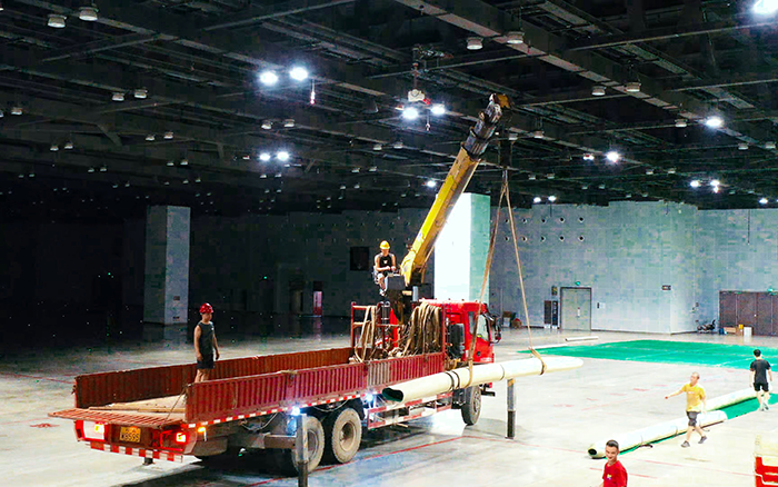 高效穩(wěn)護(hù)航，徐工隨車起重機(jī)賦能廣西會(huì)展中心體育場館塑膠鋪設(shè)