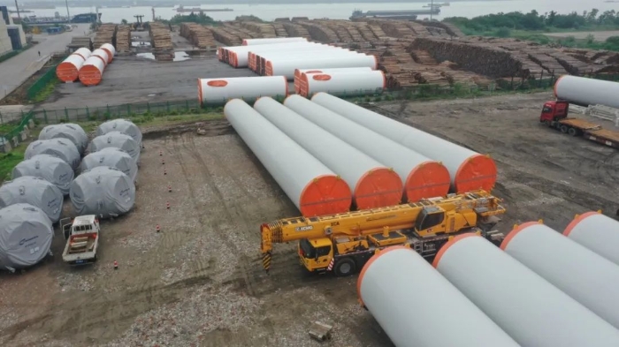 空間太??？在下徐工G2代可變支腿，百噸塔筒在港口“穩(wěn)運”！