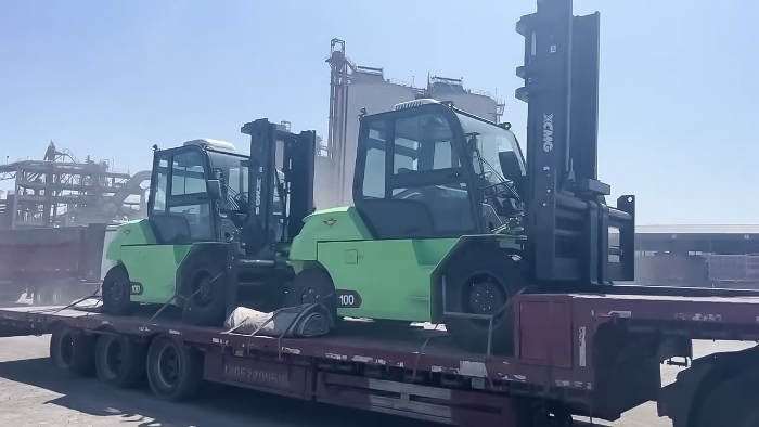 從室內(nèi)到室外，24小時(shí)不停歇！徐工孔雀叉車扎根新疆鋼材廠