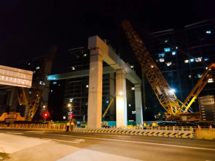 雙機聯(lián)動，毫米操控！徐工XGC11000高效破解高架橋施工難題