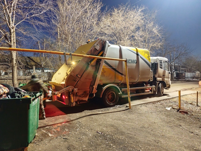 徐工后裝壓縮式垃圾車助力阿斯塔納：高效環(huán)保，助力城市清潔