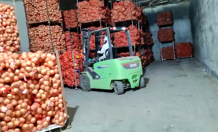 徐工鯤鵬系列新能源叉車，為食品冷庫(kù)工廠注入綠色動(dòng)能