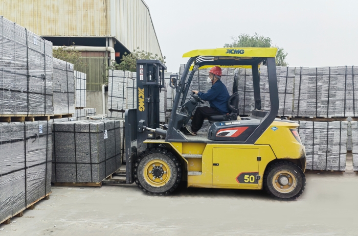 有“石”力！徐工孔雀電動(dòng)叉車強(qiáng)勢(shì)入駐石材廠