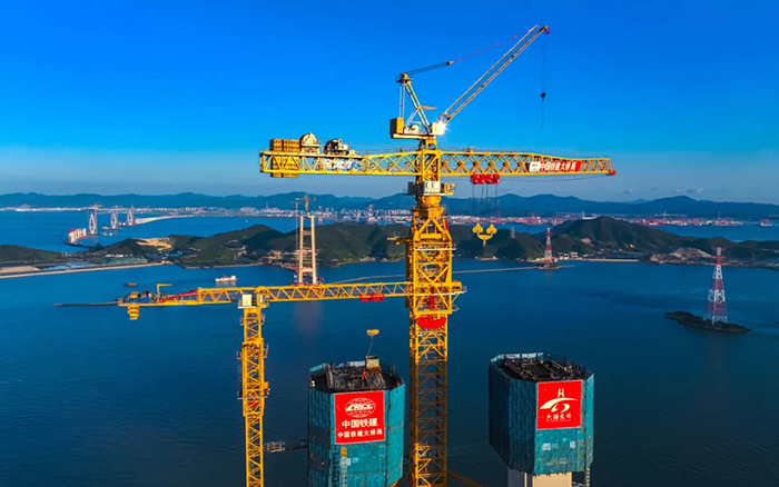 246.3米封頂！這座世界級跨海大橋“徐工造”