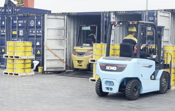徐工雙系列叉車硬核助力！寧夏鐵路貨運(yùn)站跑出高效運(yùn)輸加速度