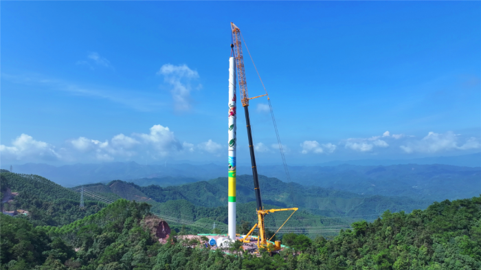 402噸重載轉(zhuǎn)場！全球第一吊“輕松駕馭”崎嶇山路