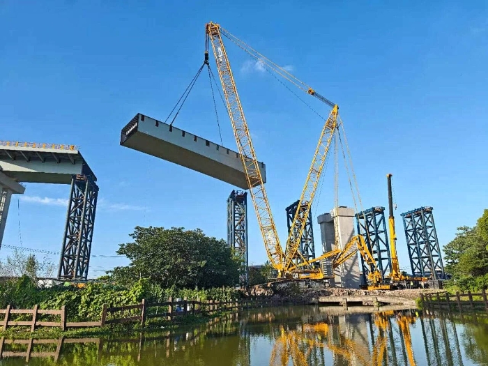 螺螄殼里做道場？徐工XGC11000高架旁上演“極限操作”