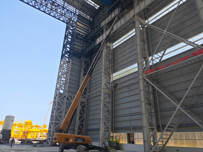 52米“巨臂”顯神通！徐工純電動(dòng)高空作業(yè)平臺(tái)高效攻堅(jiān)藍(lán)水海洋車間擴(kuò)建