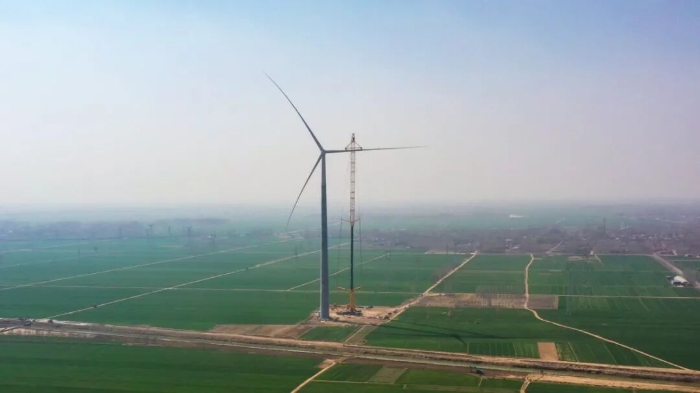 暴雨中橫走的 “鋼鐵巨獸”！徐工 4000 噸起重機(jī)撐起 160 米風(fēng)電，這細(xì)節(jié)太硬核！