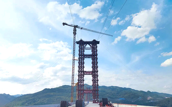 多臺“徐工金”烏江河上繪就“五線譜”