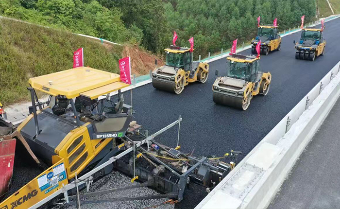 廣西首現(xiàn)無人化攤鋪！蒼容高速智慧施工引關(guān)注