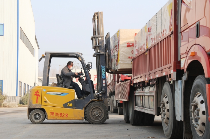 硬核實(shí)力賦能生產(chǎn)！徐工叉車批量進(jìn)駐菏澤板材廠顯身手