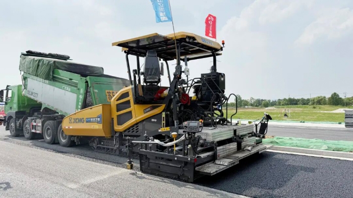 瀝青智造再升級！無人攤鋪技術(shù)助力常熟昆承路瀝青路面智能建造